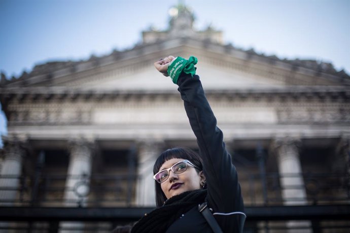 Archivo - 28 May 2019, Argentina, Buenos Aires: An activist raise her hand wrapped in a green cloth symbolizing the abortion rights movement in Argentina, during a demonstration outside the Congress to demand the legalization of abortion. Legislators ha