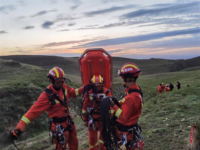 Rescatistas chinos buscan a participantes del ultramaratón en el que murieron 21 personas por las bajas temperaturas.