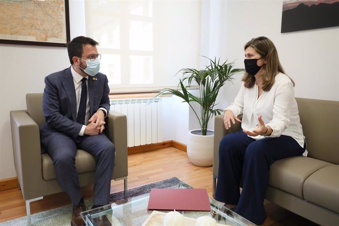 El presidente de la Generalitat, Pere Aragons, y la síndica de Aran, Maria Vergés, en una reunión en Vielha (Lleida).