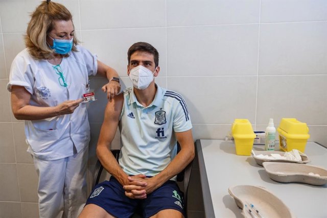 Gerard Moreno rep una dosi de la vacuna contra el coronavirus.