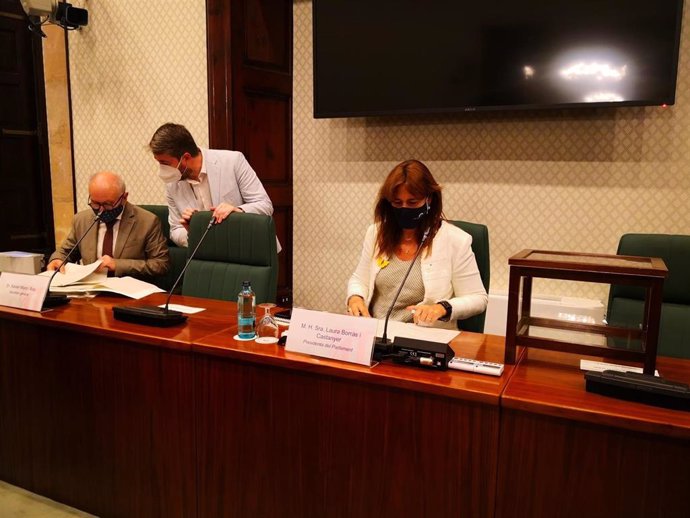 La presidenta del Parlament, Laura Borrs, preside la constitución de la comisiones legislativas junto con el secretario general de la Cámara,  Xavier Muro