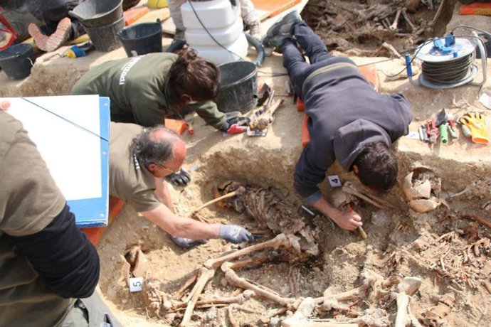 Archivo - Una de las intervenciones de los planes de fosas de Baleares.