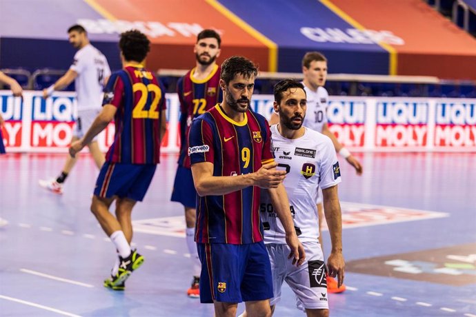 Archivo - Raul Entrerrios  of Fc Barcelona and Valero Rivera of HBC Nantes gestures during the EHF Champions League match between Fc Barcelona and HBC Nantes at Palau Blaugrana on February 17, 2021 in Barcelona, Spain.