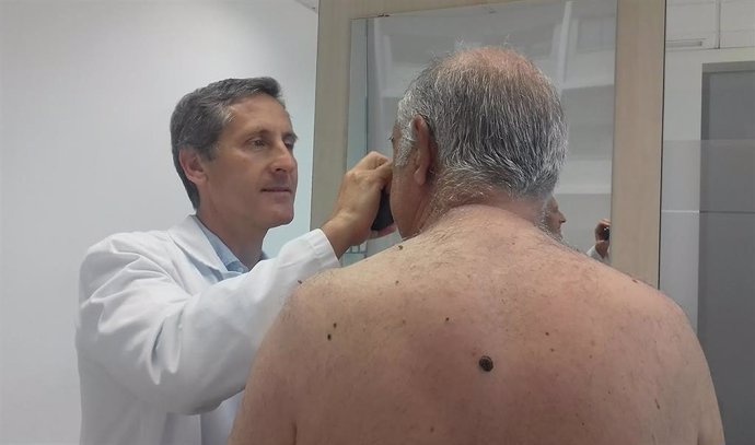 El doctor Javier Romero, de Quirónsalud Málaga, en una revisión a un paciente