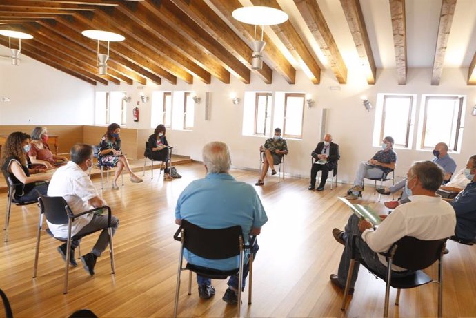 Reunión en Esporles para presentar la nueva oficina del Consell de apoyo municipal para proyectos con fondos europeos.