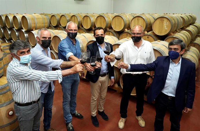 El presidente de la Diputación visita las bodegas de los vinos premiados en el certamen Vino del Museo 2021.