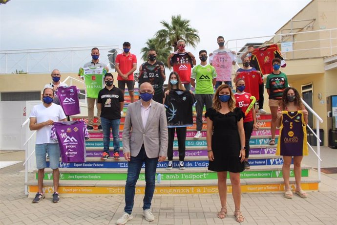 Representantes de los clubes que forman parte del programa 'Jugamos con la élite' junto a conseller insular de Turismo y Deportes, Andreu Serra y la directora insular de Deportes, Marga Portells