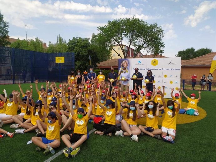 El exfutbolista Íker Casillas ha inaugurado el campo de fútbol 7 que ha levantado la Fundación Cruyff y la Fundación La Caixa en Ávila.