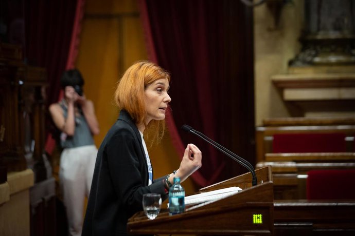 La líder de los comuns en el Parlament, Jéssica Albiach, interviene en la primera sesión de control del nuevo Ejecutivo, a 2 de junio de 2021, en el Parlament de Catalunya, Barcelona, (España). Durante esta sesión, marcada por la presentación de los mie