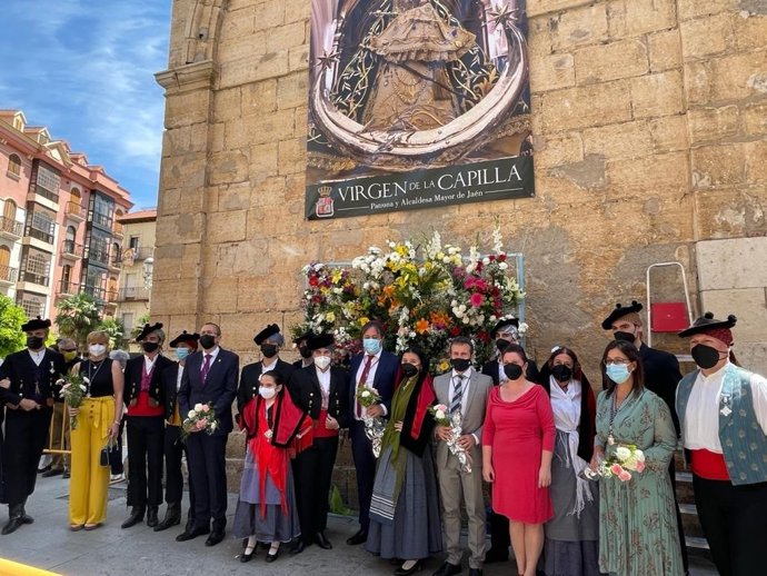 Los representantes del Ayuntamiento de Jaén acompañados de los miembros de la corporación municipal y la Asociación provincial de Coros y Danzas Lola Torres