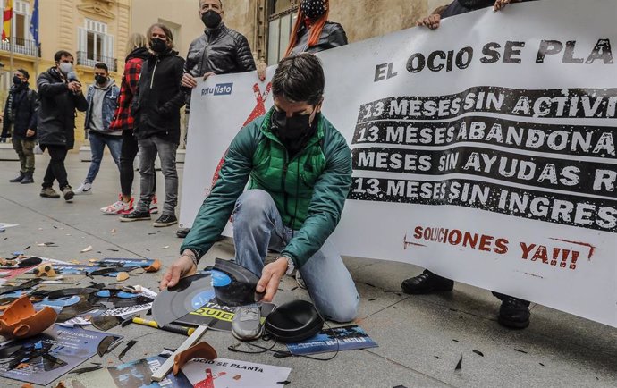 Archivo - Un Dj de la Comunidad Valenciana rompe un disco como signo de protesta durante una concentración organizada frente al Palau de la Generalitat, a 15 de abril