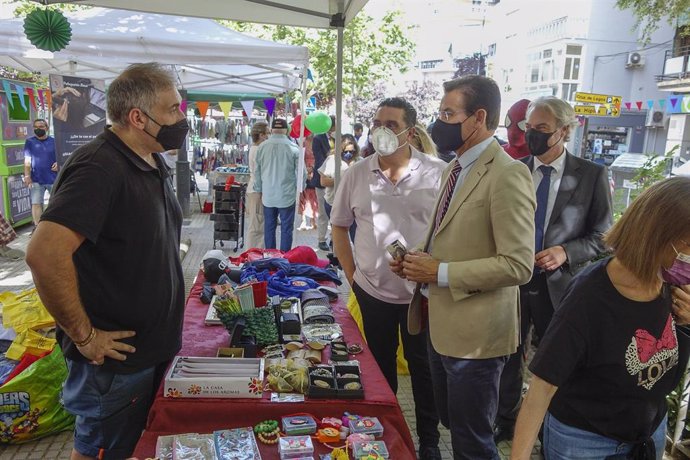 El barrio del Zaidín acoge la 'Stock Fuera', que ha visitado este viernes el alcalde, Luis Salvador.