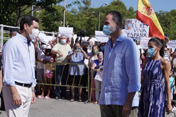 Archivo - El presidente de la Junta de Andalucía, Juanma Moreno, saluda a los reyes Felipe VI y doña Letizia en Sevilla, en una imagen de 29 de junio de 2020. 