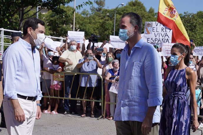 Archivo - El presidente de la Junta de Andalucía, Juanma Moreno, saluda a los reyes Felipe VI y doña Letizia en Sevilla (Foto de archivo).