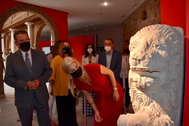La consejera de cultura y Patrimonio Histórico, Patricia del Pozo, este viernes durante su visita al Museo Arqueológico de Linares
