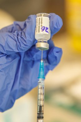 Archivo - Un sanitario prepara la vacuna Janssen para inocularla