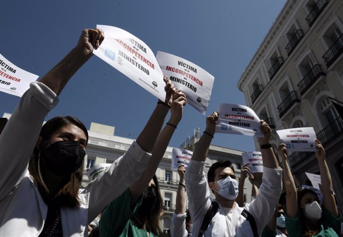 Varios médicos se manifiestan con pancartas frente a la Puerta del Sol para exigir una elección de plazas con garantías el 8 de junio de 2021, en Madrid (España). Organizada por la Confederación Estatal Sindicatos Médicos (CESM), con esta nueva protesta