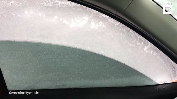 "¡No Sabía Si Reír O Llorar!": Esta Mujer Termina Con El Coche Lleno De Nieve Al Abrir La Ventanilla