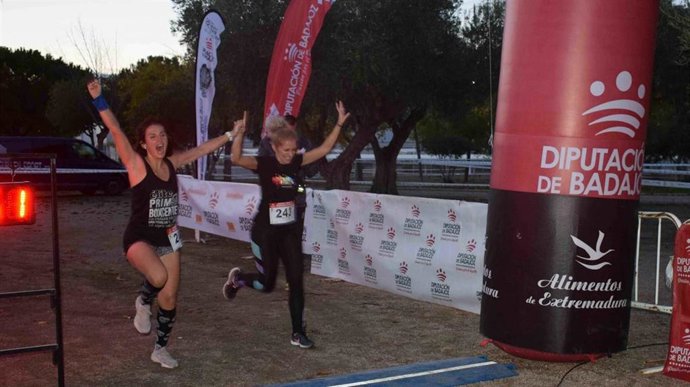 Dos participantes cruzan la meta en una prueba del circuito Music Run
