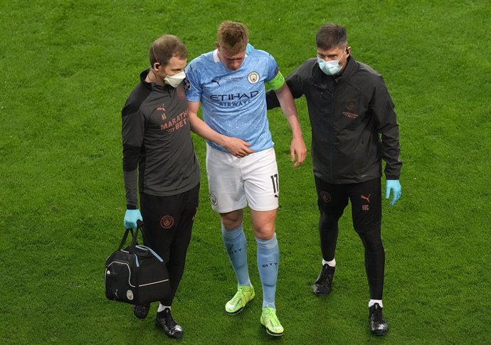 29 May 2021, Portugal, Porto: Manchester City's Kevin De Bruyne (C) leaves the pitch with an injury during the UEFA Champions League final soccer match between Manchester City and Chelsea at the Estadio do Dragao. Photo: Adam Davy/PA Wire/dpa