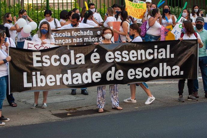 Archivo - Manifestación de colectivos de profesores de la enseñanza privada en Sao Paulo, Sureste de Brasil, por el cierre de las escuelas debido a la crisis de la pandemia.