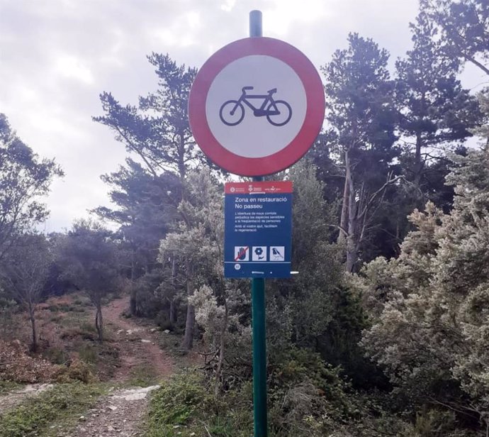 Una señal prohíbe la circulación de biciletas en el Parc Natural del Montseny.