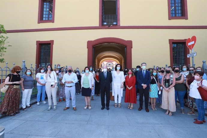 Minuto de silencio ante la Diputación de Sevilla