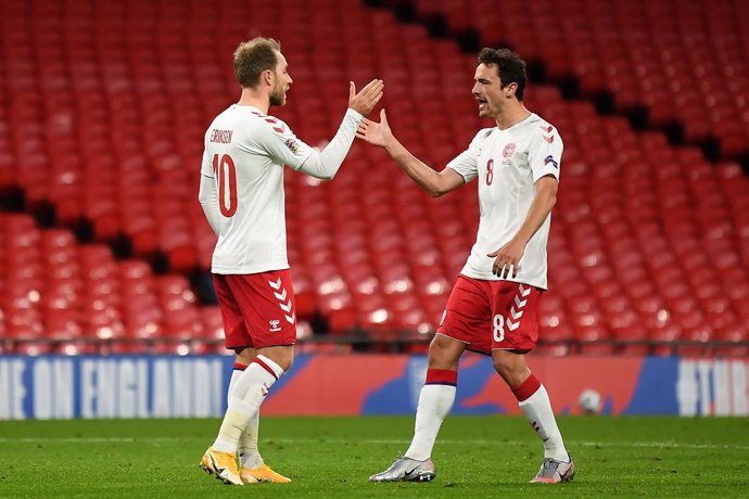 Archivo - 14 October 2020, England, London: Denmark's Christian Eriksen (L) celebrates scoring his side's first with teammate Thomas Delaney during the UEFA Nations League Group 2, League A soccer match between England and Denmark at Wembley Stadium. Ph