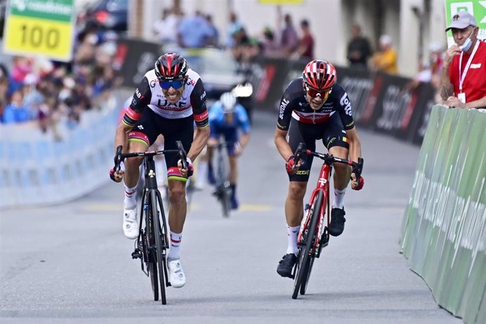 El ciclista danés Andreas Kron (Lotto Soudal), a la derecha, gana al portugués Rui Costa (UAE-Team Emirates) la sexta etapa del Tour de Suiza 2021, disputada entre Fiesch y Disentis Sedrun sobre 130,1 kilómetros