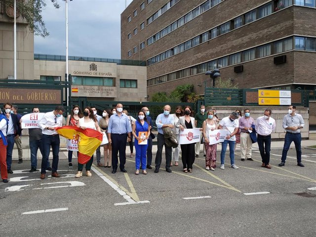 El vicepresidente de la Junta, Francisco Igea, entre los participantes en la concentración ante la Delegación del Gobierno en Castilla y León.