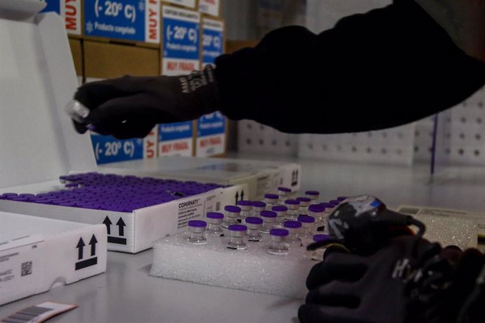 Una trabajadora coloca varias vacunas en las instalaciones del Centro Logista Pharma, a 10 de junio de 2021, en Leganés, Madrid, (España). En este recinto se almacenan y distribuyen las dosis de las vacunas frente al Covid-19 que se administran en la re