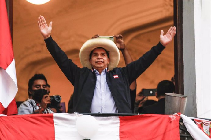 El candidato presidencial de Perú Libre, Pedro Castillo, frente a sus seguidores.