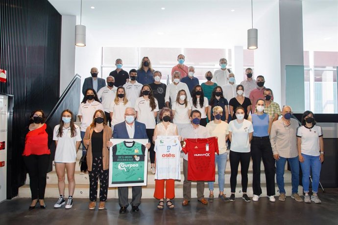 La consejera Rebeca Esnaola y el director gerente del IND posan con las jugadoras de Osasuna (futbol), Ardoi (baloncesto) y Beti Onak (balonmano)