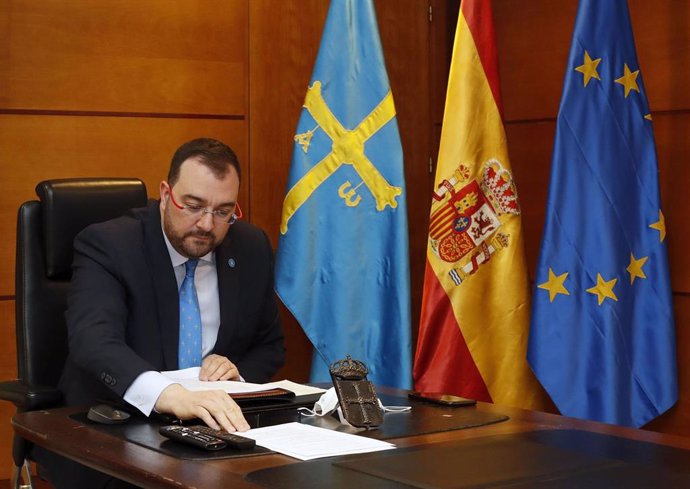 Archivo - El presidente del Principado de Asturias, Adrián Barbón, preside la reunión telemática del Consejo de Gobierno.