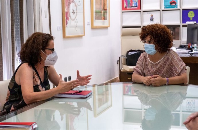 La nueva secretaria general de CCOO en Huelva, Julia Perea, se reúne con la presidenta de la Diputación, María Eugenia Limón.