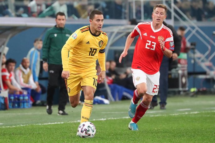 Archivo - 16 November 2019, Russia, Saint Petersburg: Belgium's Eden Hazard (L) and Russia's Georgi Shchennikov battle for the ball during the UEFA EURO 2020 qualifiers Group I soccer match between Russia and Belgium at the Gazprom Arena.