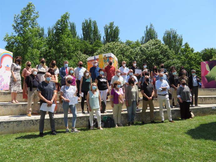 Foto de familia de participantes y galardonados en la clausura de las Jornadas de Sostenibilidad de la Comarca de Pamplona