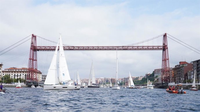 Más de 40 barcos escoltan a Jaime Lafita en el arranque del Desafío BrusELAs