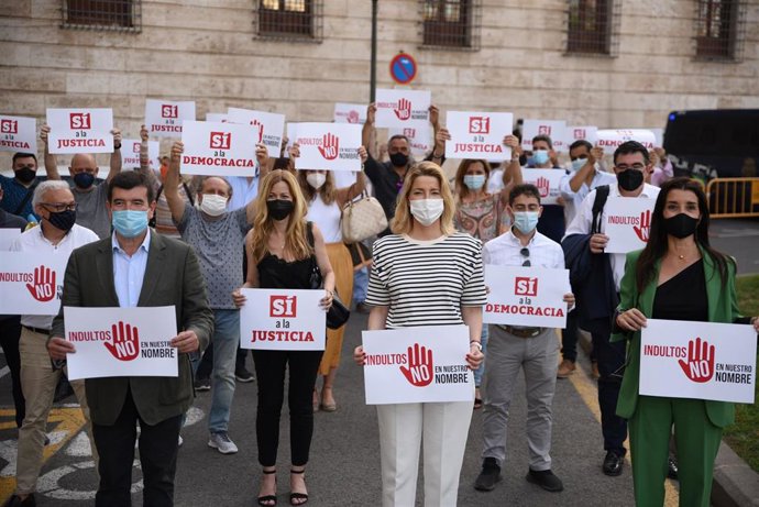Cargos públicos y militantes de Ciudadanos (Cs) se concentran frente a la Delegación del Gobierno en la Comunitat Valenciana para expresar su rechazo a los indultos a los políticos condenados por el 'procés'