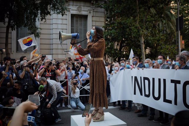 La líder de Cs, Inés Arrimadas, en la concentración en contra de los indultos del 1-O el viernes 11 de junio de 2021 ante la Delegación del Gobierno en Barcelona