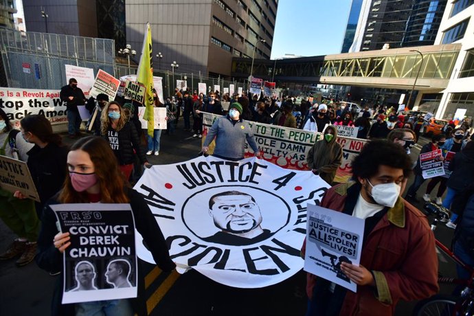 Archivo - 08 March 2021, US, Minneapolis: Protestors take part in a rally outside the Hennepin County Courthouse during the first day of Derek Chauvin trial. Chauvin is an American former police officer known for his involvement in the killing of George
