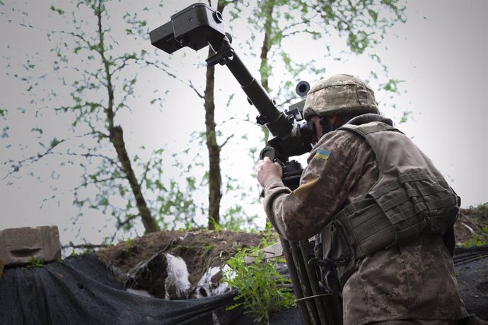 Archivo - May 10, 2019 - Avdiivka, Ukraine: An Ukrainian soldier looks through a Russian-made periscope on the front lines. Donetsk People's Republic, Russian, and Chechen flags were seen flying in the three DNR positions in front of this Ukrainian obse