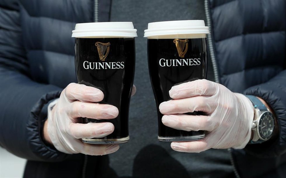 Archivo - Dos pintas de Guinness