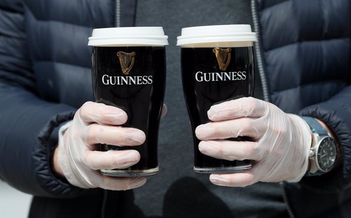 Archivo - 23 May 2020, Ireland, Dublin: Albert Martin, who's family owns and runs The Willows pub in Glasnevin, delivers pints as the pub has started up a delivery service within one kilometre of the premises. Photo: Brian Lawless/PA Wire/dpa