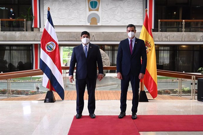 El presidente del Gobierno, Pedro Sánchez, y el presidente de Costa Rica, Carlos Alvarado