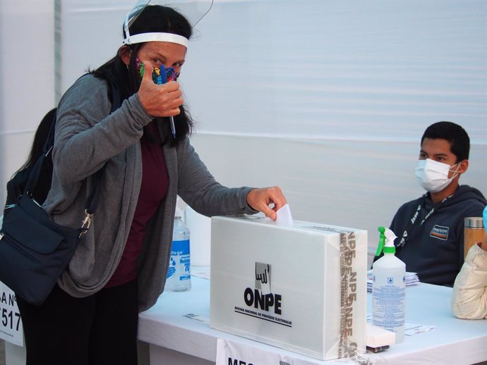 06 June 2021, Peru, Lima: Peruvian voter casts her ballot during the runoff in Peru's presidential election. The runoff pits Marxist village school teacher Pedro Castillo against right-wing populist Alberto Fujimori. Photo: Carlos Garcia Granthon/ZUMA W