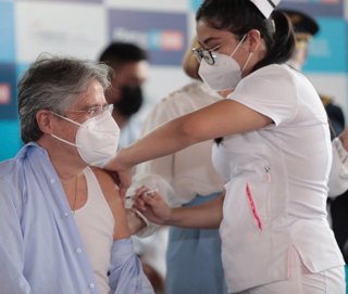 El presidente de Ecuador, Guillermo Lasso, recibe la vacuna contra la COVID-19.