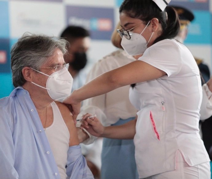 El presidente de Ecuador, Guillermo Lasso, recibe la vacuna contra la COVID-19.