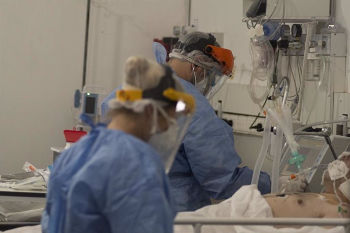Archivo - Paciente con coronavirus en una unidad de cuidados intensivos en Argentina
