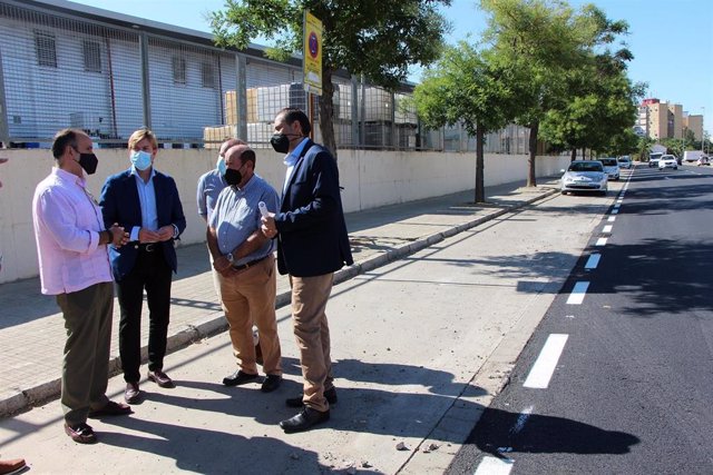 Ayuntamiento ejecuta una nueva inversión para la mejora de la pavimentación de la calle Comercio.